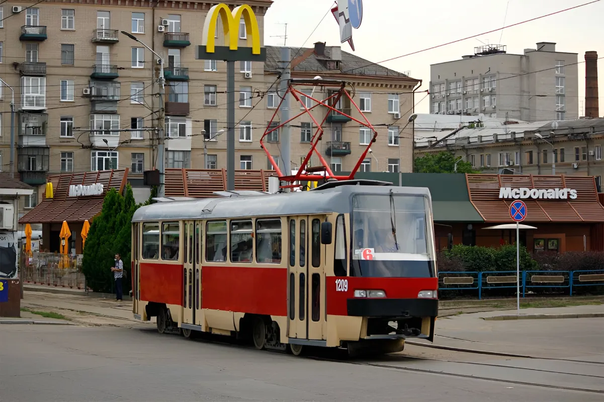 У Дніпрі замість трамваїв №6 і №9 курсують автобуси за 10 гривень