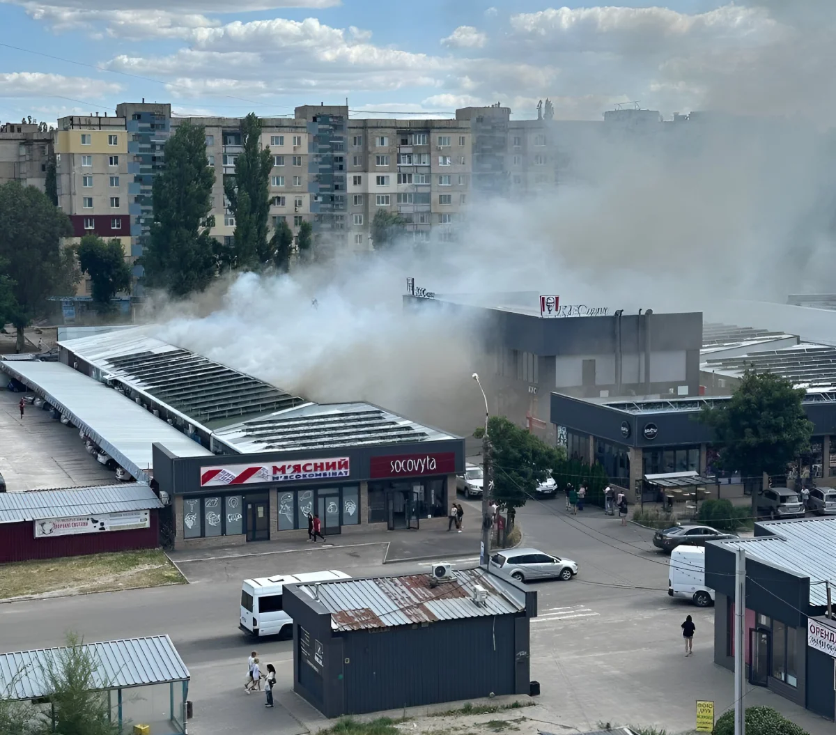 Пожар в Каменском: перекрыто движение и эвакуированы работники АТБ