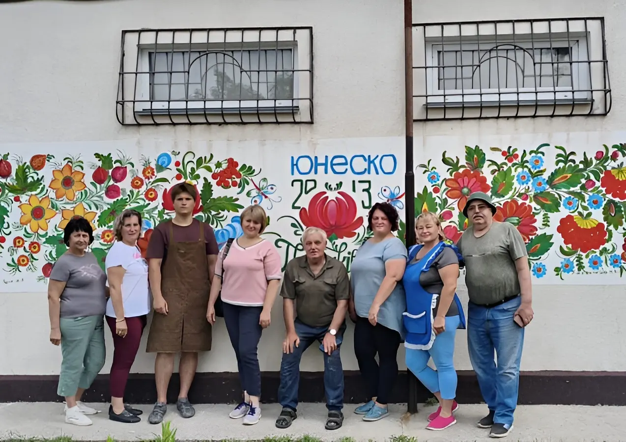 Фасад и панно Петриковского музея этнографии обновили местные мастера (Фото)