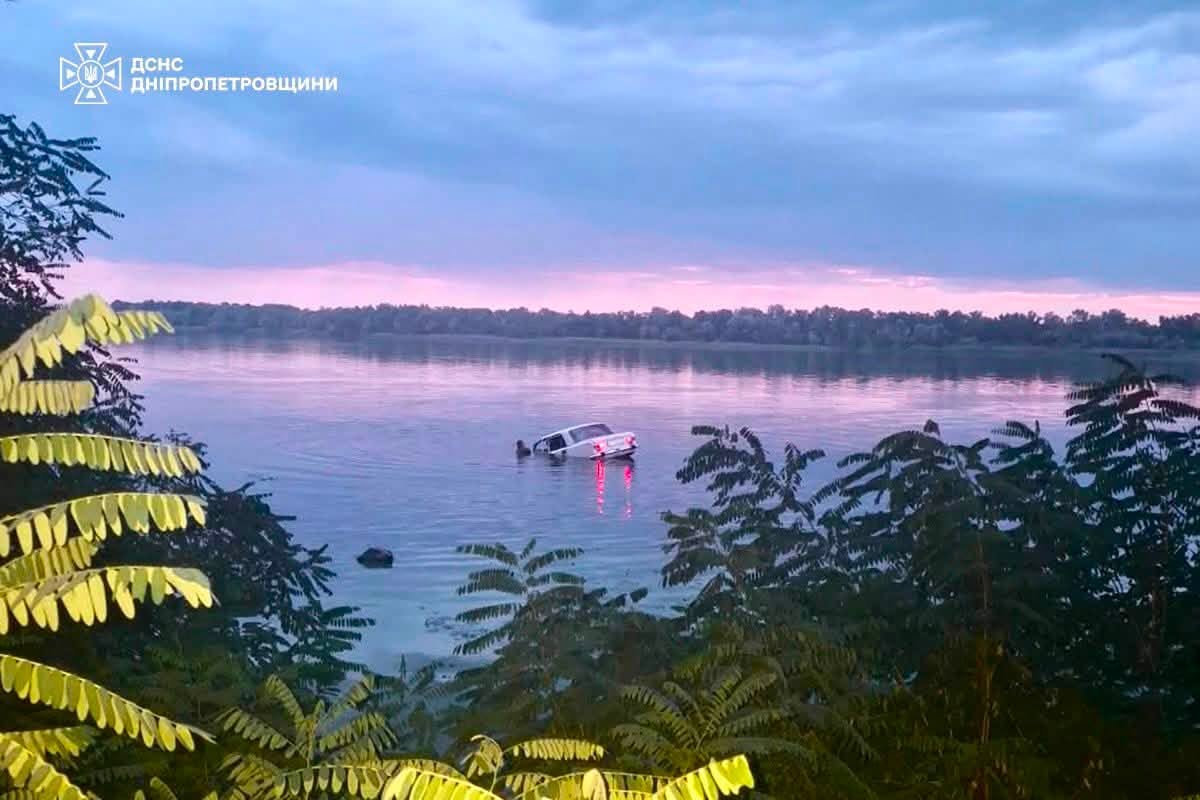 In Dnipro, divers recovered a sunken car with a deceased driver