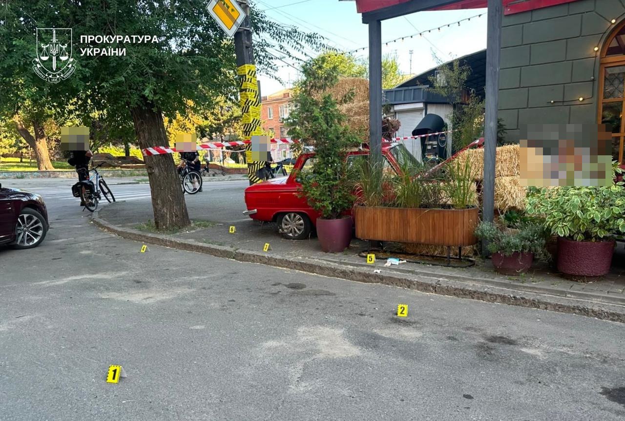 У Кривому Розі затримали чоловіка, який відкрив вогонь по автомобілю і поранив пасажира
