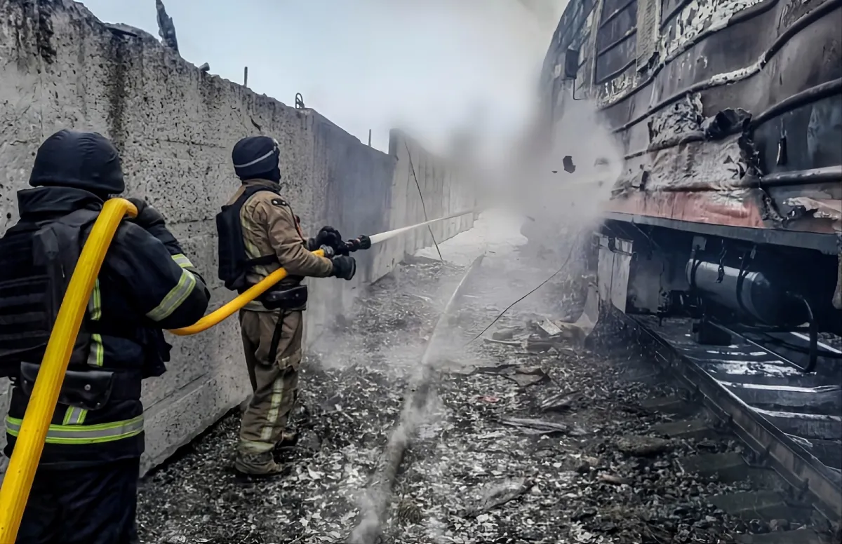 Станцію «Верхівцеве» атакували вдруге за добу: рух поїздів зупинено