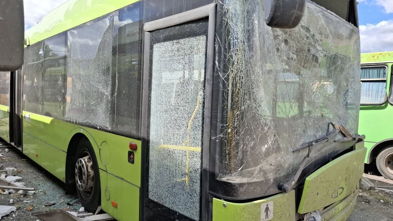 Російський удар по АТП у Дніпрі пошкодив 71 автобус