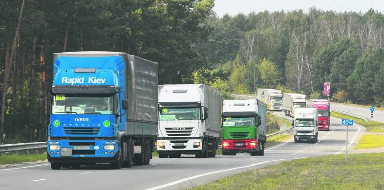 Дніпропетровщина: вантажівки понад 24 тонни обмежені в русі через спеку