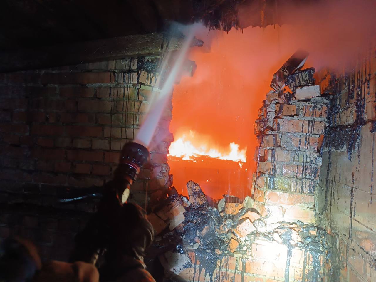 Чотири райони Дніпропетровщини атаковані вночі: пожежі, поранена жінка, пошкоджене агропідприємство