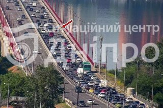 Затор біля Центрального мосту в Дніпрі: несправне авто заблокувало смугу