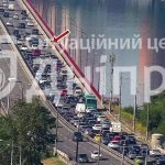 Затор біля Центрального мосту в Дніпрі: несправне авто заблокувало смугу
