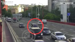 Три автомобиля столкнулись на Новом мосту в Днепре: видео с камеры