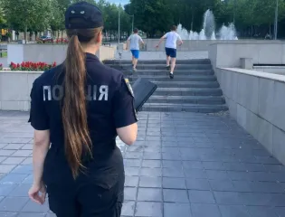 Поліція Кам'янського закликає батьків стежити за дітьми біля фонтанів