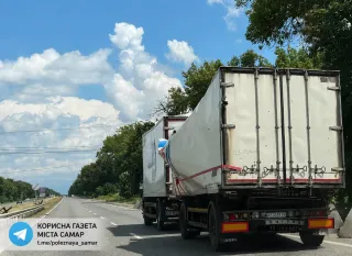 Вантажівка АТБ потрапила під удар FPV-дрона між Дніпром і Кривим Рогом