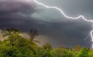 Жовтий рівень небезпечності: 8 липня на Дніпропетровщині оголошено грози та шквали