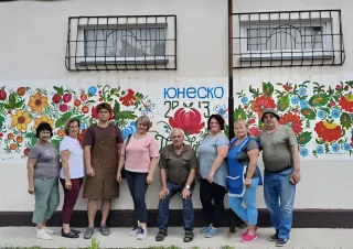 Фасад і панно Петриківського музею етнографії оновили місцеві майстри (Фото)