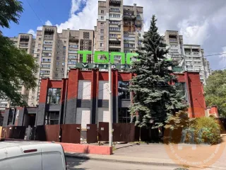 Універмаг на Тополі-1 у Дніпрі відновлюють після ворожого удару