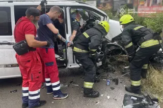 ДТП на вулиці Академіка Белелюбського: пасажира Mercedes-Benz Vito діставали гідравлічним інструментом