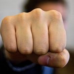 У Соборному районі Дніпра троє жінок побили мешканку та погрожували вбивством