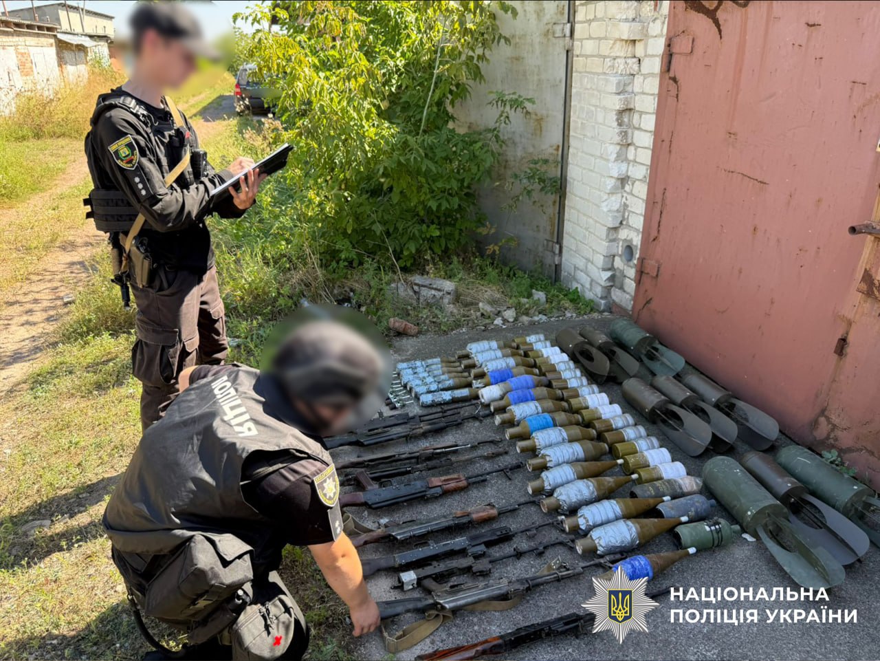 Поліція виявила 10 схронів зі зброєю у п'яти областях і вилучила майже 500 одиниць
